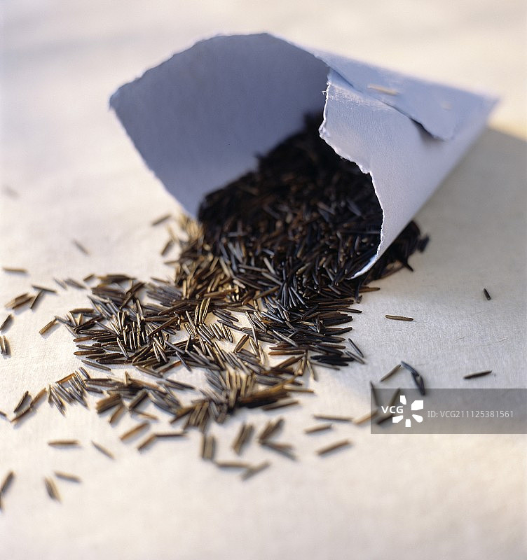 纸锥里的野生稻米图片素材