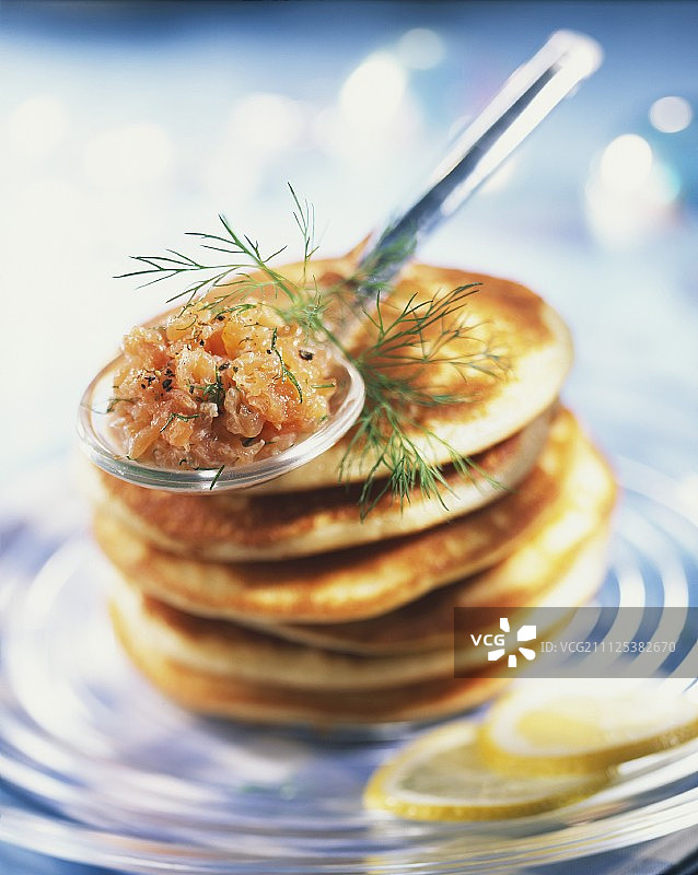 鞑靼三文鱼配薄饼图片素材