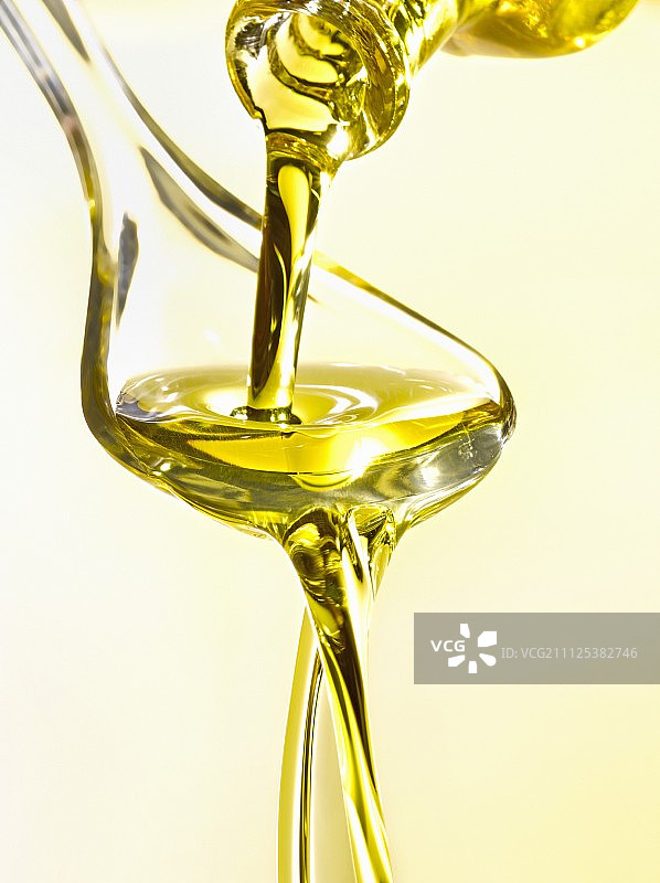 倾倒一勺油图片素材
