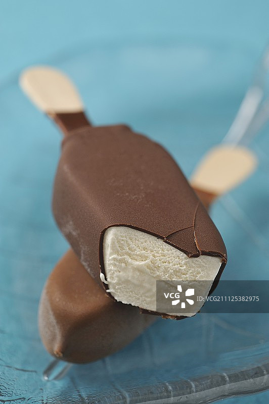 香草和巧克力冰淇淋图片素材