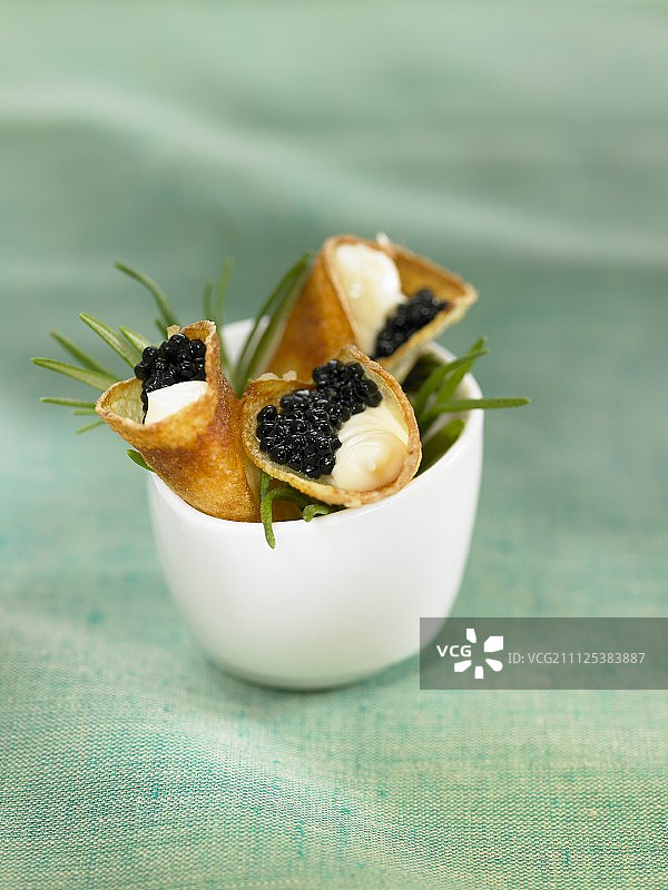 鱼子酱和马洪奶酪小锥筒图片素材