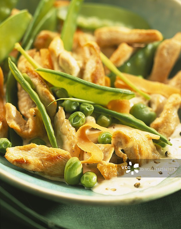 香煎鸡肉配绿色蔬菜图片素材