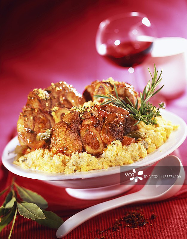 小牛肉烩饭配玉米粥图片素材