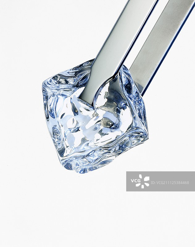 冰钳夹着的冰块图片素材