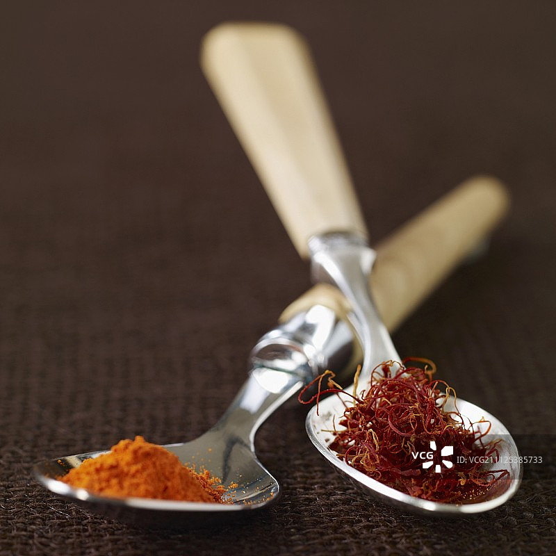 一勺藏红花丝和藏红花粉图片素材