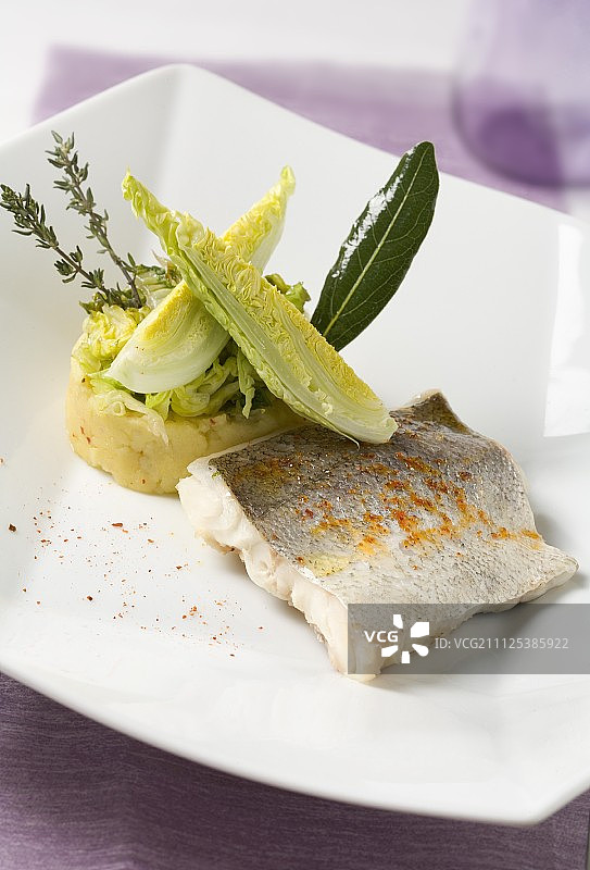 清蒸鲈鱼配土豆泥、皱叶莴苣和埃斯佩莱特辣椒酱图片素材