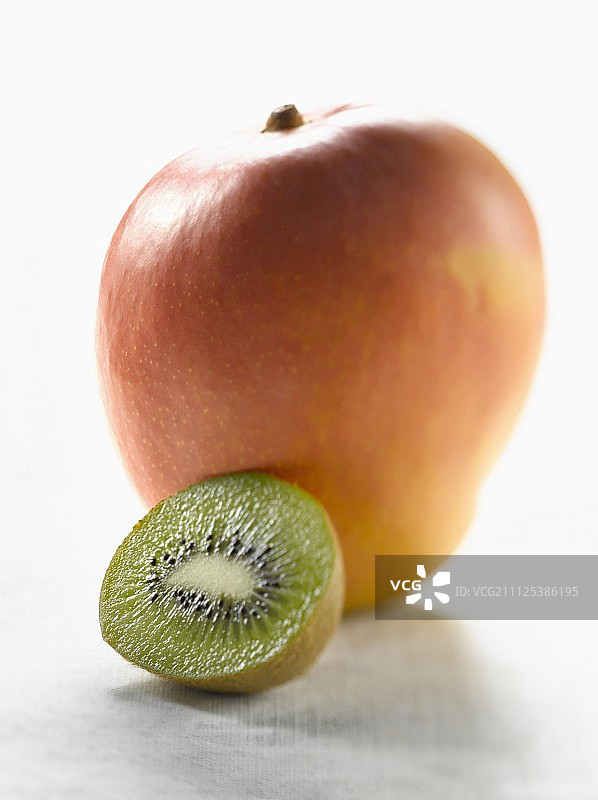 芒果和半个猕猴桃图片素材