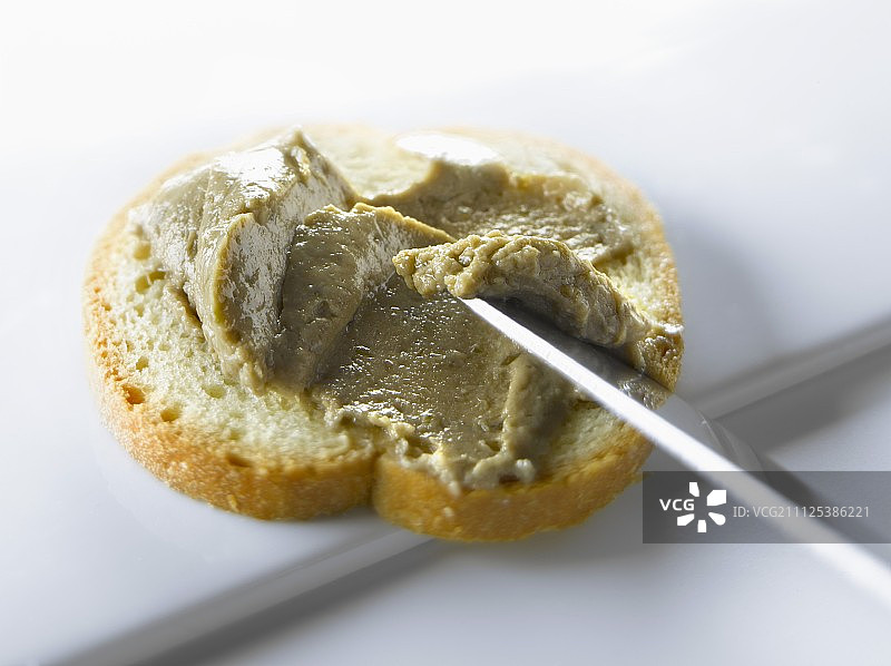 面包片上的凤尾鱼酱图片素材