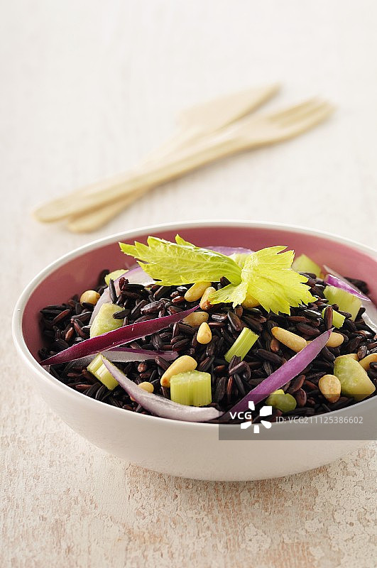 棕色野生稻米配芹菜段图片素材