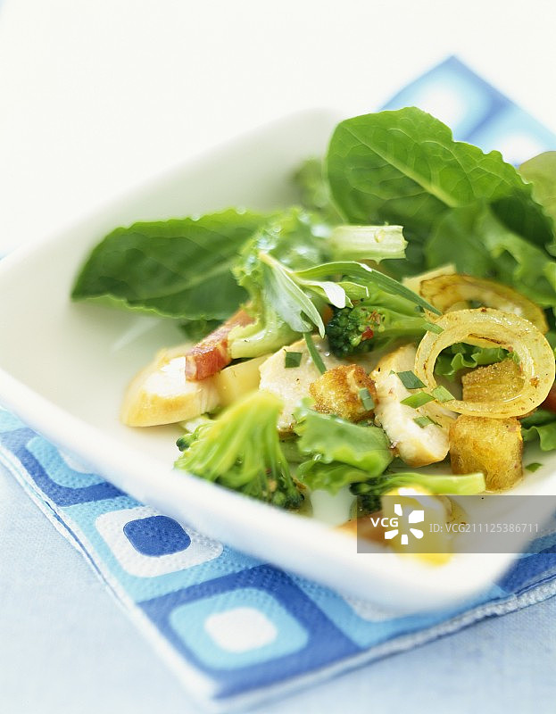 鸡肉、西兰花、格鲁耶尔奶酪和培根丁沙拉图片素材