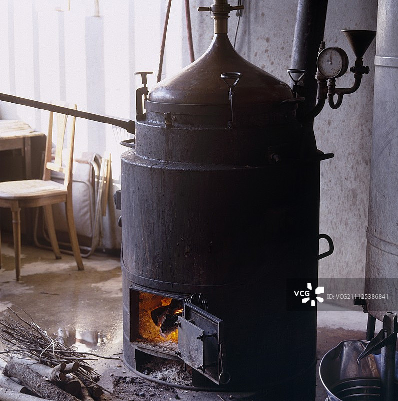 用于蒸馏米拉贝尔李子生命之水的蒸馏器图片素材