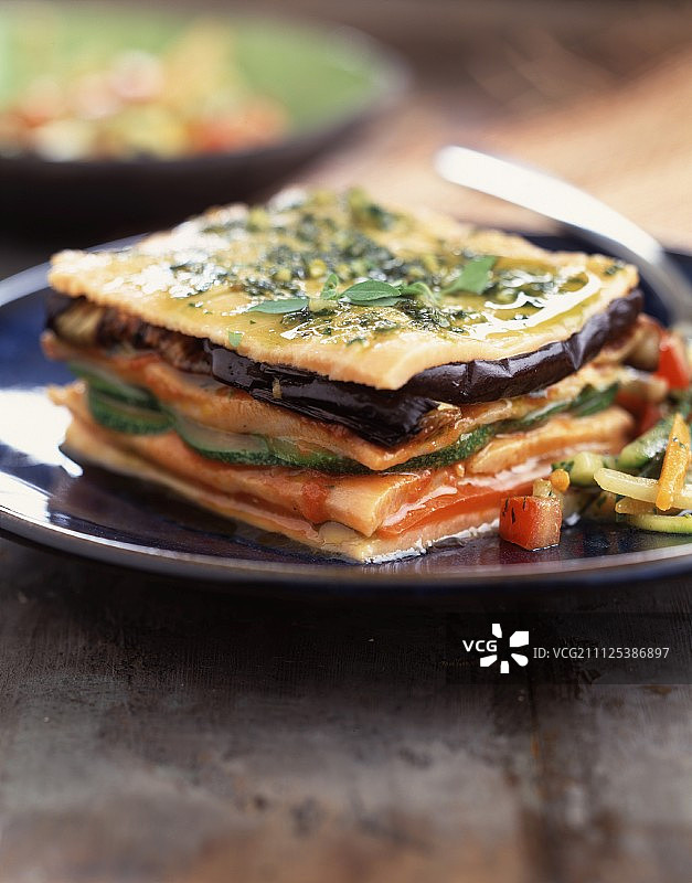 鲑鱼烤蔬菜千层图片素材