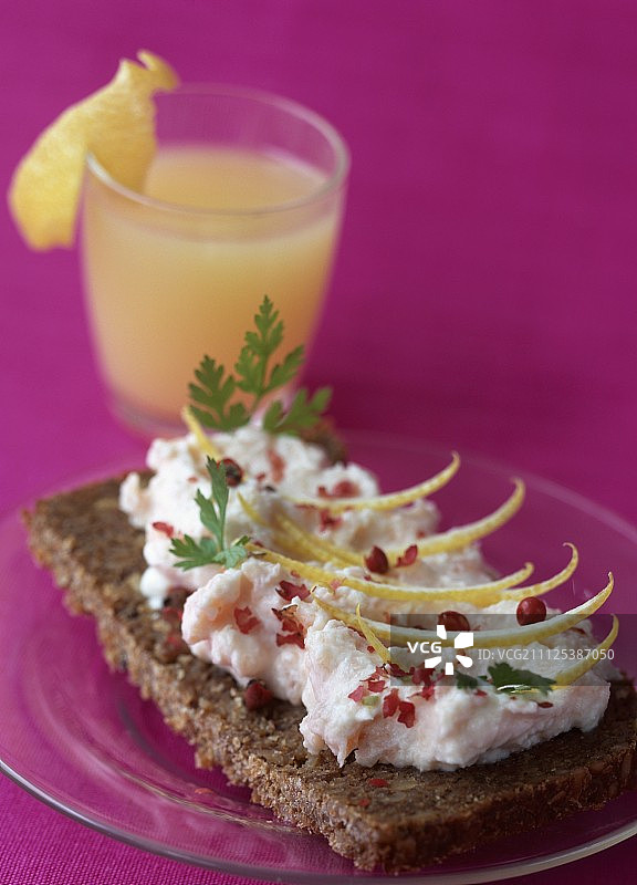 配三文鱼慕斯和粉红胡椒的瑞典面包切片图片素材