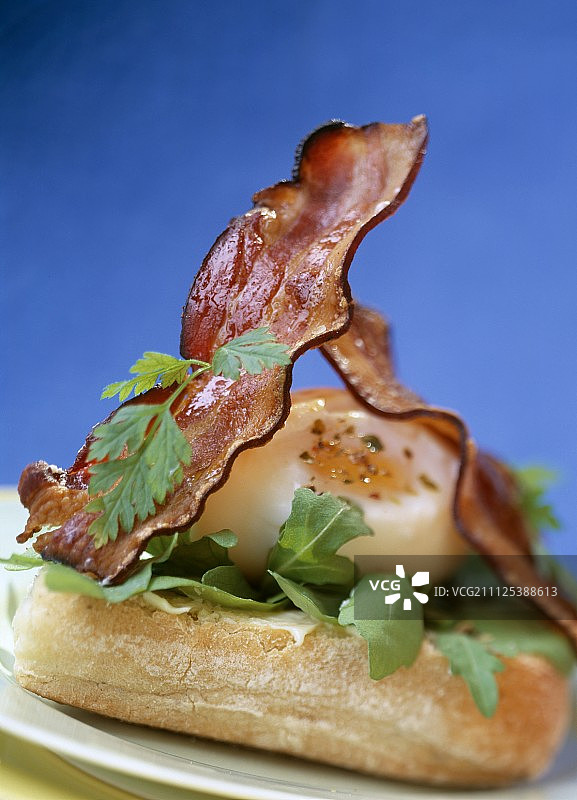 水波蛋培根面包图片素材