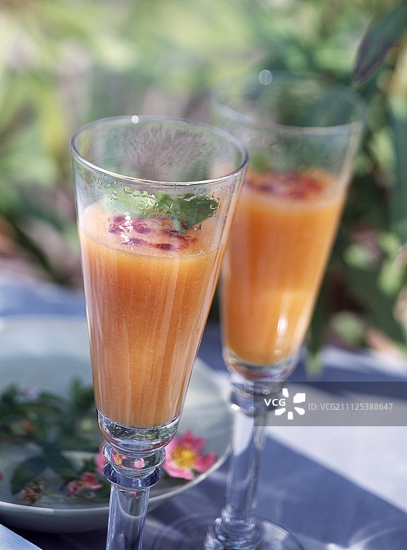 蜜瓜汁加伏特加和黑醋栗利口酒图片素材