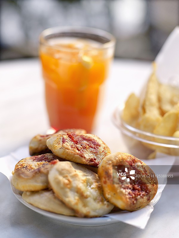 格兰卡费奇米诺的迷你披萨、薯片和水果鸡尾酒图片素材