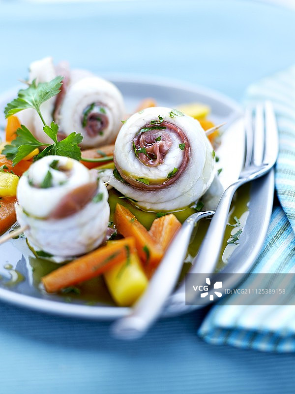 鳎目鱼和生火腿古约内特配脆蔬菜图片素材