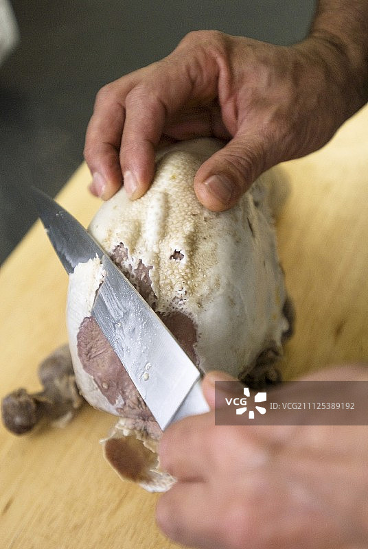 去除熟牛舌的皮图片素材