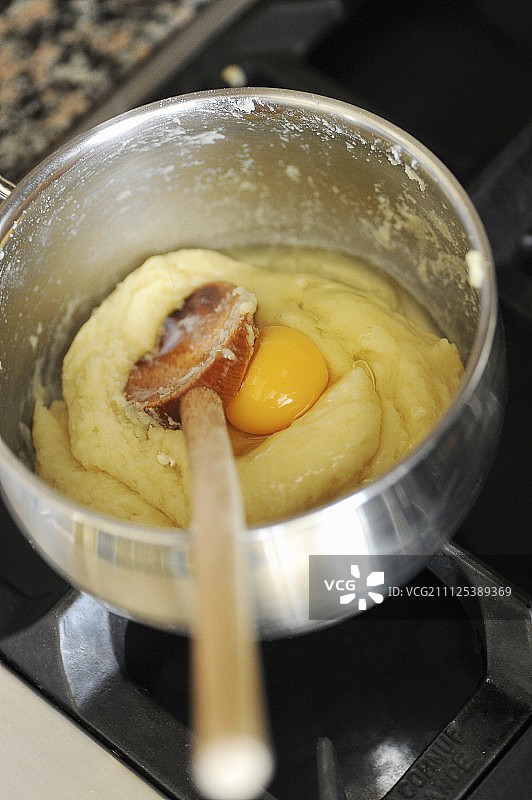 在面糊中加入鸡蛋图片素材