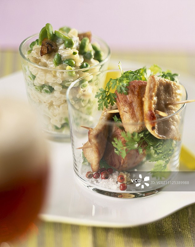 香草盐煎肉配绿色蔬菜烩饭图片素材