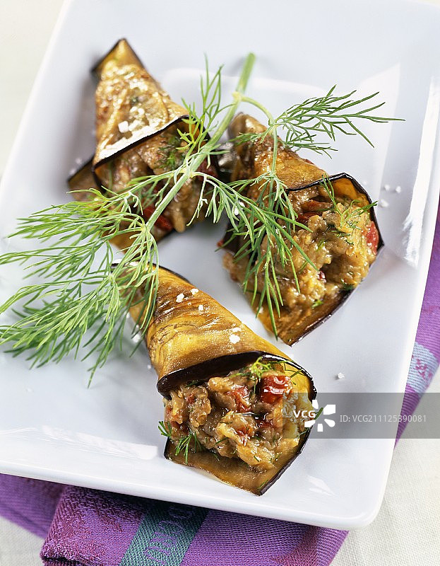 酿茄子鱼子酱的茄子卷图片素材