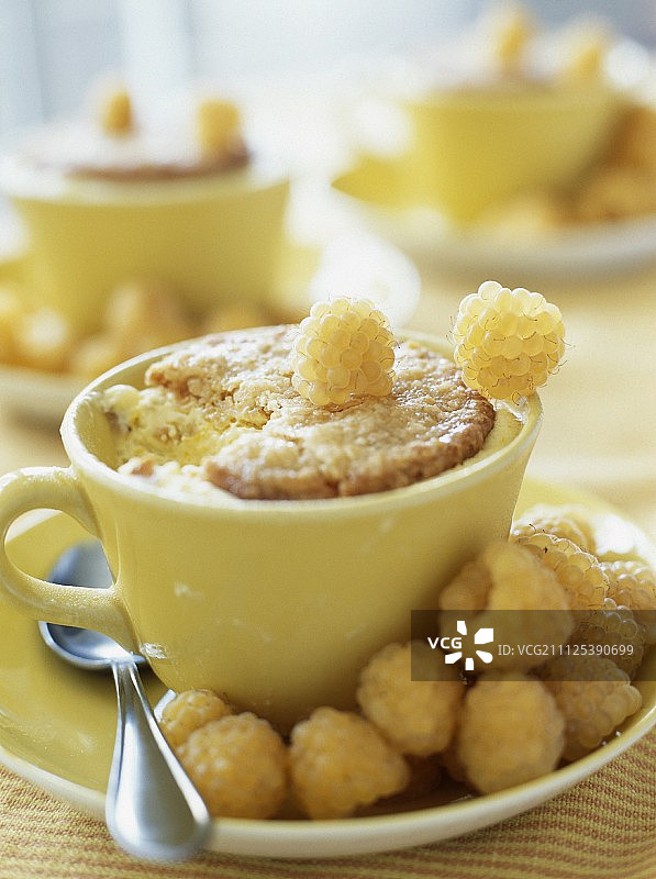 黄色覆盆子慕斯配脆饼干图片素材