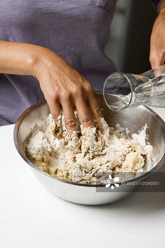 用手揉面团图片素材