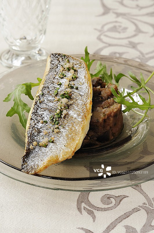 快速煎炸带皮鲷鱼片图片素材