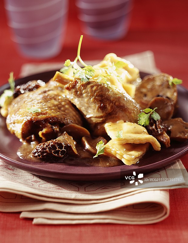 珍珠鸡搭配意式饺子和蘑菇图片素材