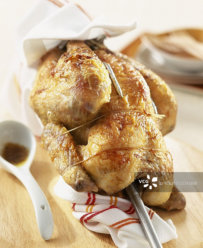 酿奶油奶酪和香草的烤鸡图片素材