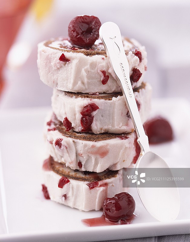 白巧克力和黑樱桃卷图片素材