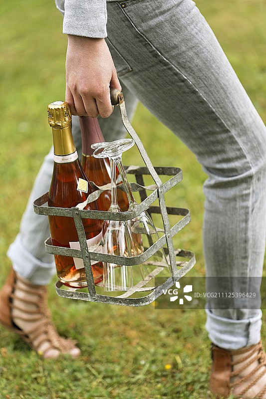 手持金属香槟酒瓶架的人图片素材