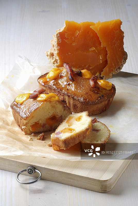 含米莫雷特奶酪和培根的咸味蛋糕图片素材