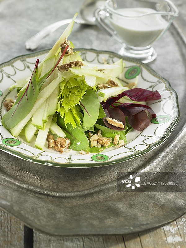 华尔道夫沙拉配史密斯奶奶苹果、芹菜、核桃和戈贡佐拉奶酪图片素材