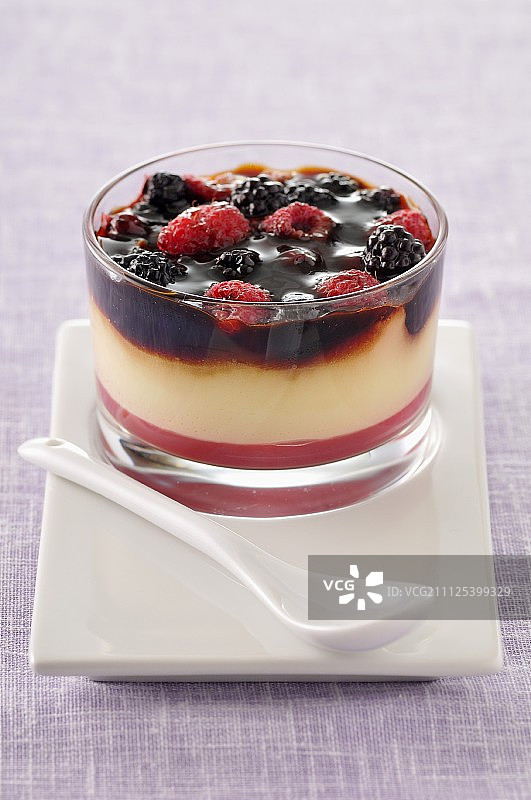 焦糖布丁和夏季水果杯图片素材