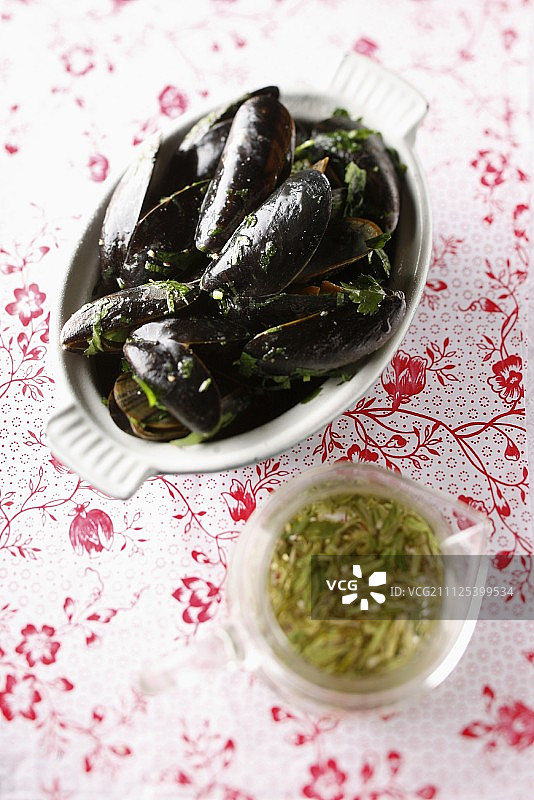 香草白葡萄酒煮贻贝图片素材