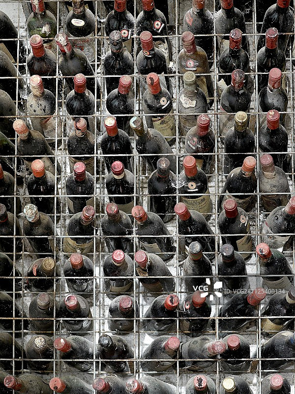 酒架上的复古葡萄酒瓶图片素材