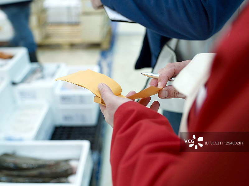 鱼贩正在接订单图片素材