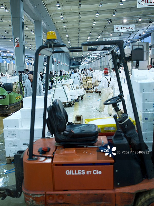 仓库里的电动卡车图片素材