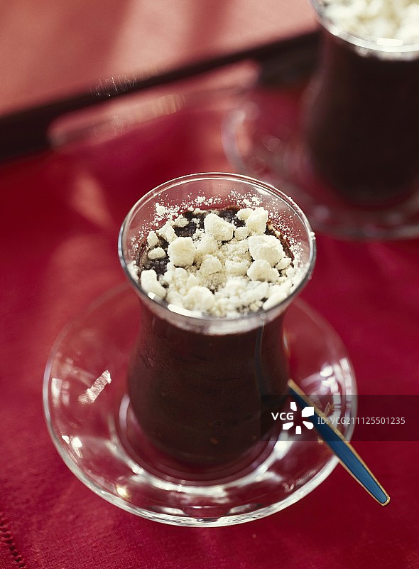 蛋白酥皮巧克力慕斯图片素材