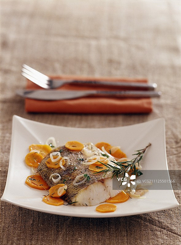 香草胡萝卜梭鲈鱼图片素材