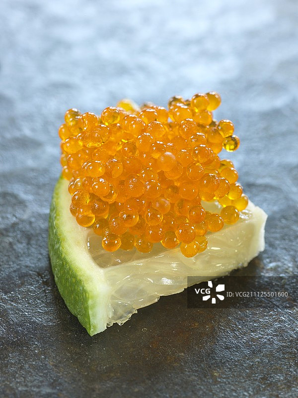 青柠片上的三文鱼籽图片素材