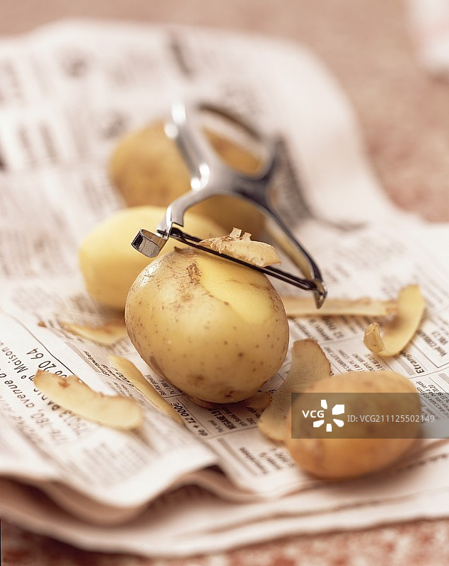 削土豆皮（主题：土豆）图片素材