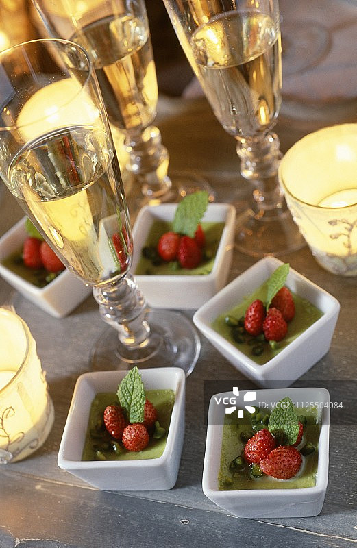 开心果奶油配野草莓甜点图片素材