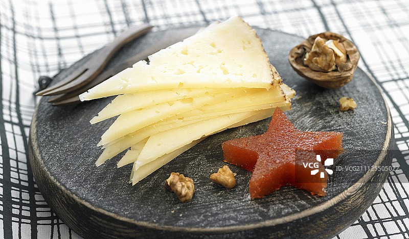 曼彻格奶酪、核桃和星形果酱图片素材