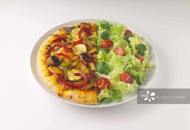 含番茄和生菜沙拉的蔬菜披萨图片素材