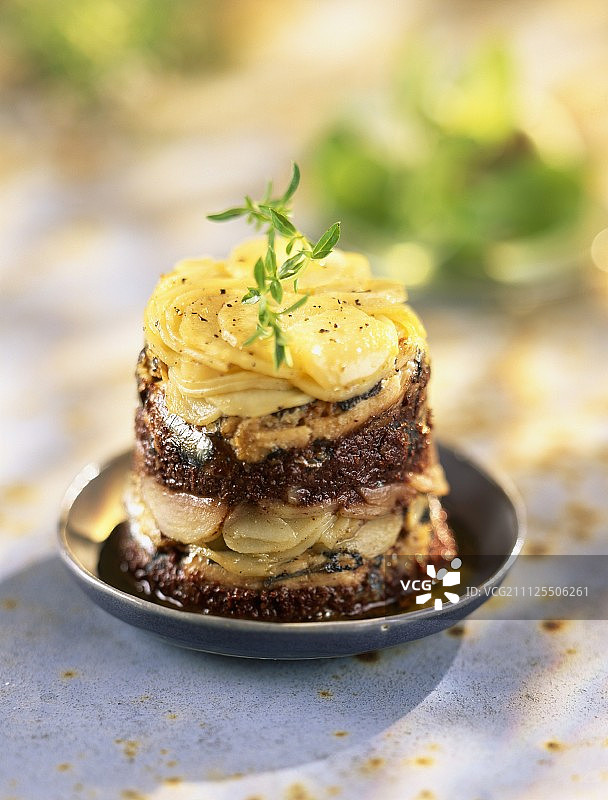 沙丁鱼、土豆和橄榄酱夏洛特咸味蛋糕图片素材