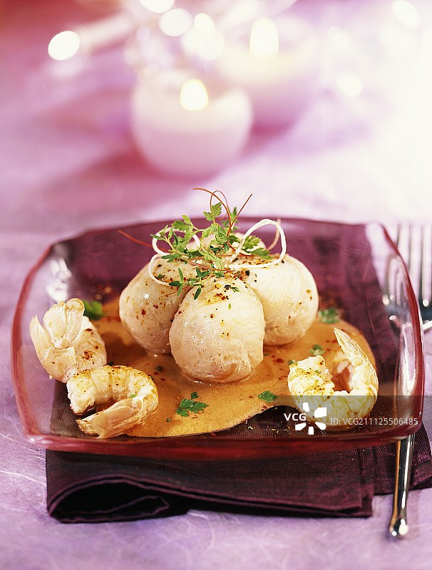 多莉鱼和三文鱼肉卷配都柏林湾大虾浓汤图片素材