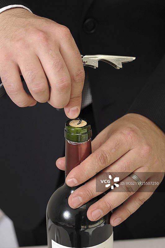 侍酒师打开一瓶红酒图片素材