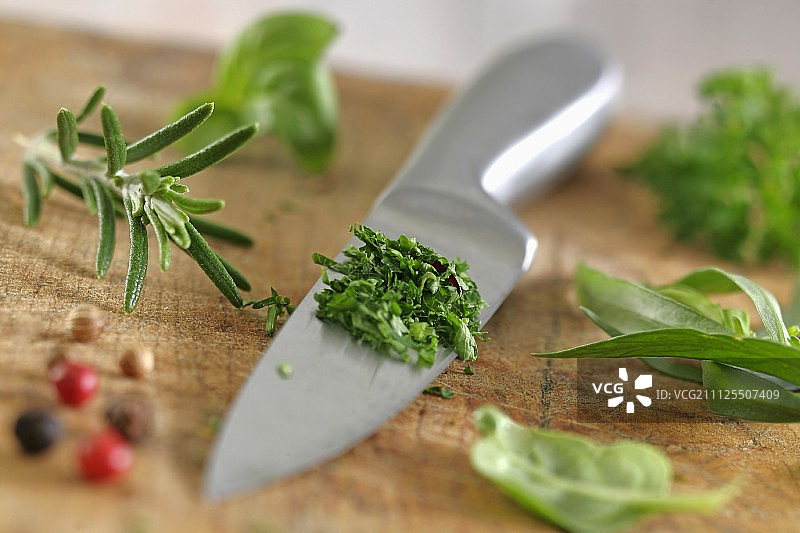 刀刃上的什锦切碎香草图片素材